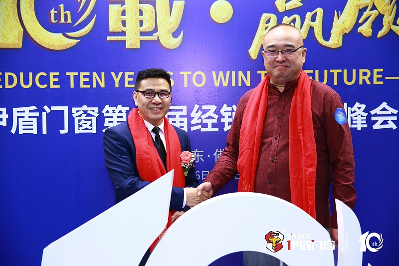 央視名嘴朱軼受邀參加伊盾門(mén)窗十周年慶典，妙語(yǔ)連珠引爆全場(chǎng)！