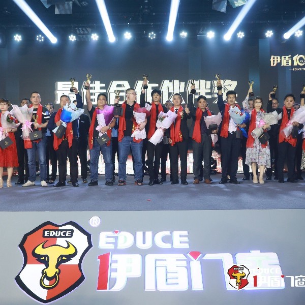 伊盾門窗十周年慶在佛山楓丹白鷺酒店舉行，央視名嘴朱軼前來助陣！