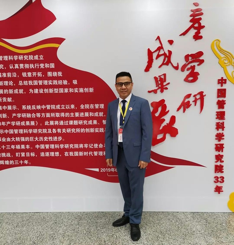 祝賀伊盾門窗董事長張龍偉榮獲“中國管理創(chuàng)新十大杰出人物”稱號(hào)！03